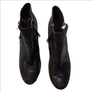 Uggs Womens Size 9 Boots Zip Up